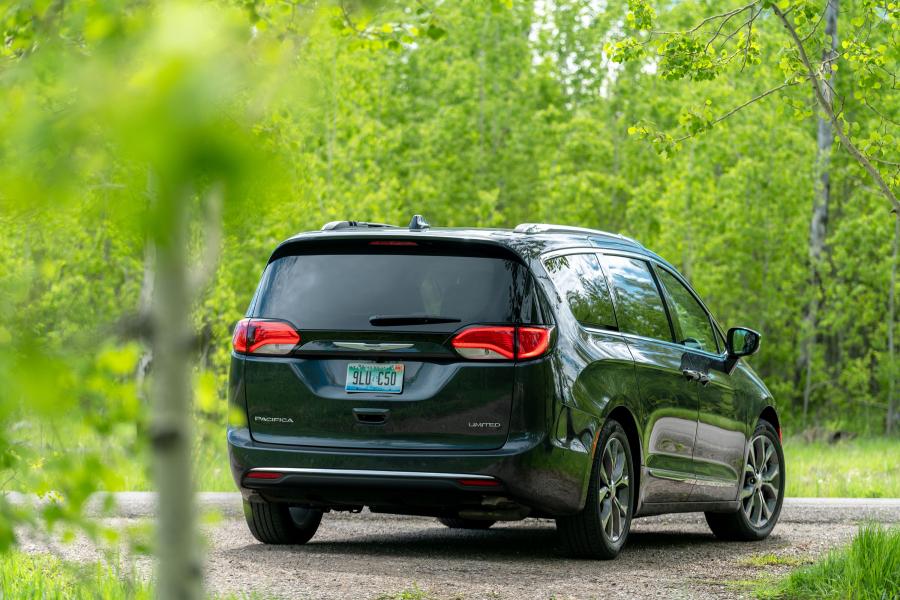  Chrysler Pacifica Limited (RU) 2016 года  (фото 8 из 40)